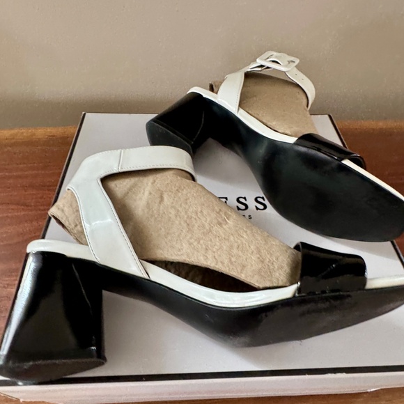 Guess 6.5 WHT & BLK Sandals - Picture 2 of 4